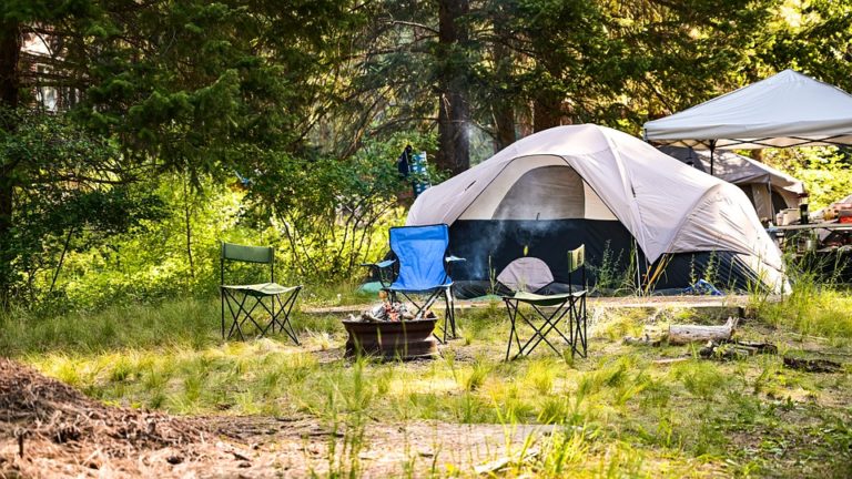 En 2021, malgré l’embellie estivale dans les campings, la fréquentation touristique baisse d’un quart par rapport à 2019 – Insee